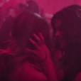  Selena Gomez dan&ccedil;a agarradinha com uma garota no clipe de "I Want You To Know", parceria com Zedd 