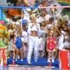 Na famosa disputa entre meninos e meninas, Xuxa comanda brincadeira com canudo no extindo "Xou da Xuxa"
