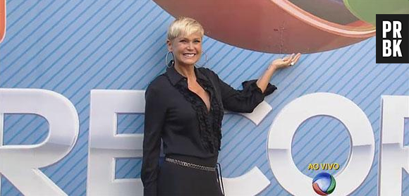 Xuxa posa nos estúdios da Record em São Paulo, antes de assinar o contrato com o canal