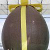 50 mil barras de chocolate foram utilizadas para construir esse ovo de 8 metros de altura.