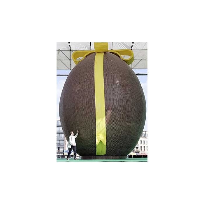  50 mil barras de chocolate foram utilizadas para construir esse ovo de 8 metros de altura. 