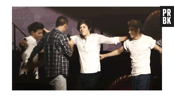 Integrantes do One Direction se abraçam após show