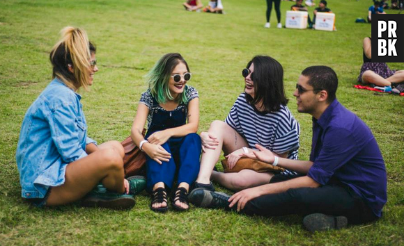 O público não hesitou em sentar no gramado do Lollapalooza 2015