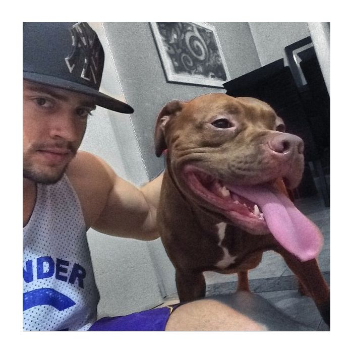  Rodrigo Godoy mostra que gosta de animais e sempre publica foto com seus cachorros 