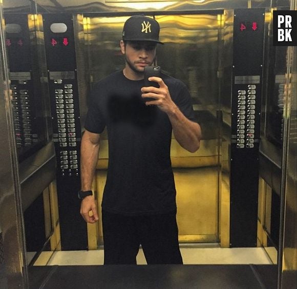 Assim como Chay Suede, Rodrigo Godoy também é fã de uma foto no elevador