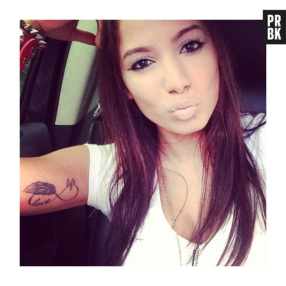 Olha a Anitta fazendo uma selfie só para exibir o seu símbolo do infinito com as palavras "life" (vida) e "love" (amor)!