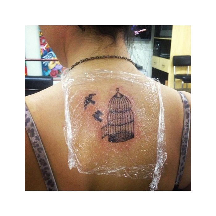 Os pássaros saindo da gaiola nas costas de Anitta representam a liberdade