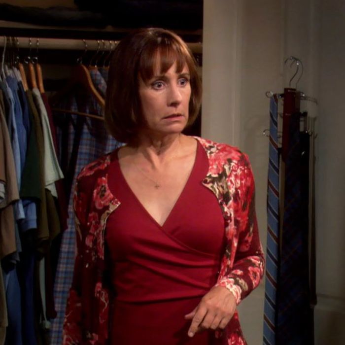 Mary (Laurie Metcalf) vive tentando dar um jeito no filho em &quot;The Big Bang Theory&quot;
