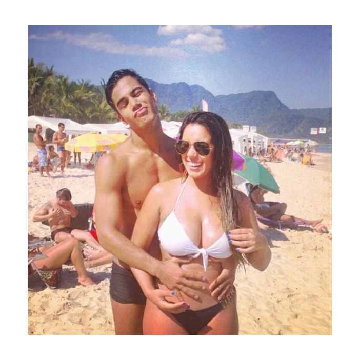 O ex-&quot;Rebelde&quot; Micael Borges assumiu namoro com  Heloisy Oliveira em abril de 2013 e a moça está grávida de sete meses 