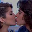  Santovitti no "Encontro": Isabella Santoni e Rafael Vitti, de "Malha&ccedil;&atilde;o", se beijam em programa de F&aacute;tima Bernardes na Globo 