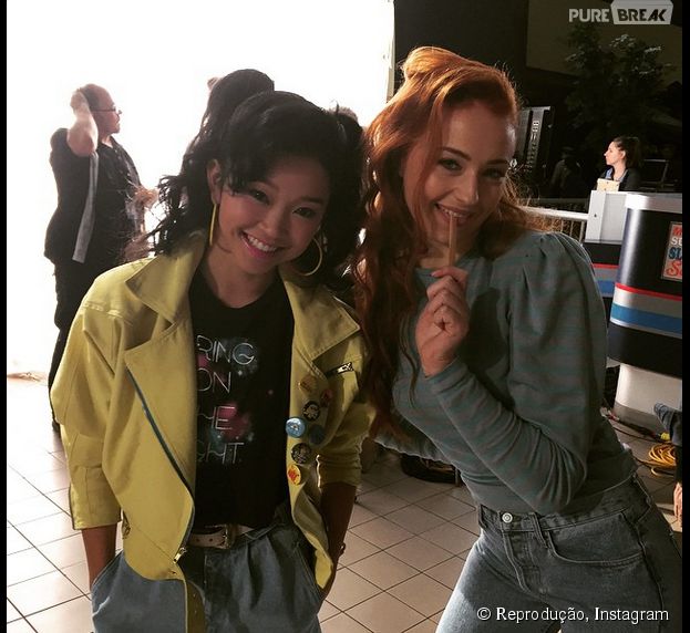 Lana Condor e Sophie Turner como suas personagens Jubileu e Jean Grey, respectivamente, em "X-Men: Apocalipse"