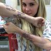 Uma tatuagem mal feita! Além da homenagem não ficar legal, você ainda vai precisar da ajuda da sua mãe pra parcelar o processo de remoção!