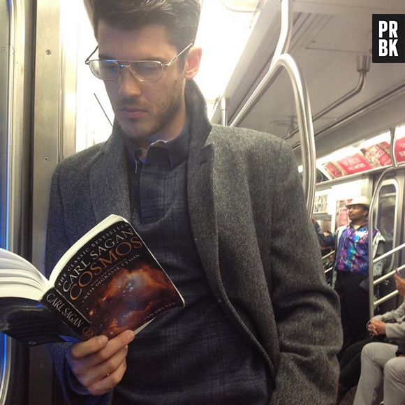 @hotdudesreading é um ótimo perfil do Instagram para quem ama devorar livros e curtir novas histórias!