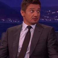 Jeremy Renner, de "Os Vingadores 2", xinga Viúva Negra (Scarlett Johansson) de "vadia" mais uma vez!