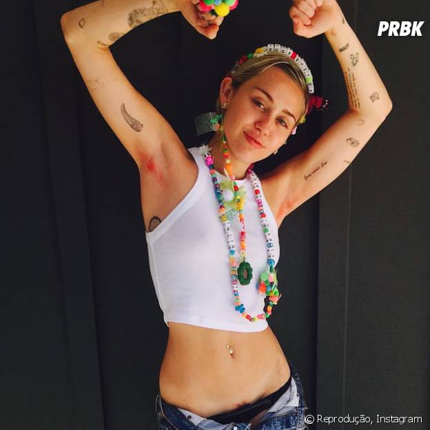 Miley Cyrus pinta os pelos do sovaco de cor de rosa e continua sua onda de polêmicas