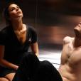 Mari (Bruna Marquezine) e Ben (Maurício Destri) morrem de calor dentro do elevador em "I Love Paraisópolis"