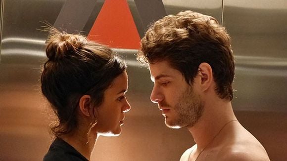 Novela "I Love Paraisópolis": Mari (Bruna Marquezine) e Ben se beijam e ficam sem roupa em elevador!