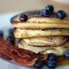 O tradicional café da manhã americano: panquencas, bacon e calda de blueberries