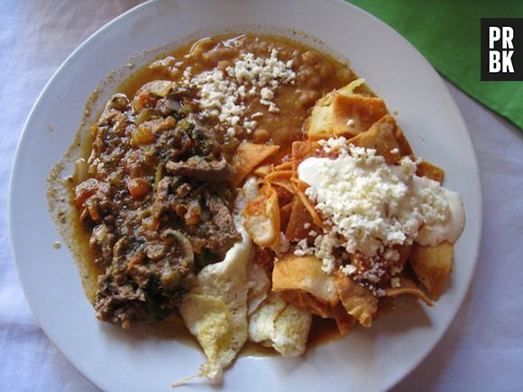 O café da manhã no México é bem picante. Eles comem nachos, chilaquiles, feijão, queijo e carne! Que mistureba
 