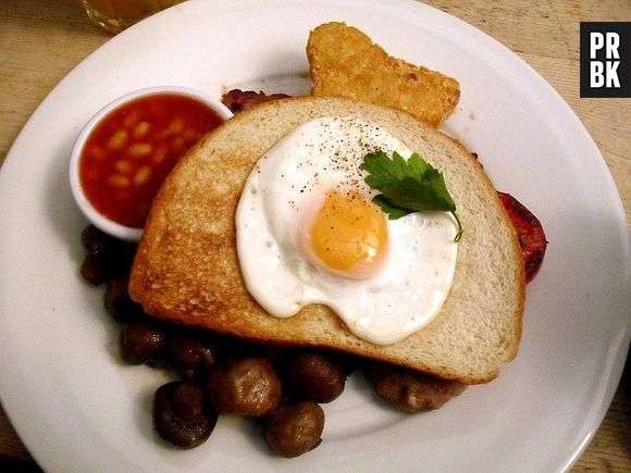 Na Inglaterra, durante o café da manhã, você poder comer pão, bacon, ovos, salsichas e até feijão!