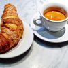 O tradicional cappuccino e um saboroso croissant fazem parte do café da manhã da Itália