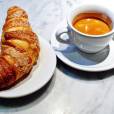  O tradicional cappuccino e um saboroso croissant fazem parte do caf&eacute; da manh&atilde; da It&aacute;lia 