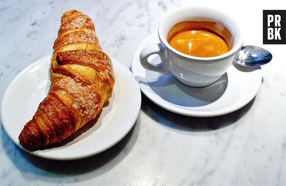 O tradicional cappuccino e um saboroso croissant fazem parte do café da manhã da Itália