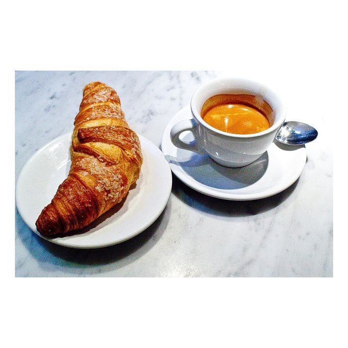  O tradicional cappuccino e um saboroso croissant fazem parte do caf&amp;eacute; da manh&amp;atilde; da It&amp;aacute;lia 