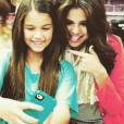Por onde passa, Selena Gomez faz questão de dar a devida atenção para os seus fãs. Nós amamos ver esta troca!
