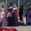 Em "Pretty Little Liars", Aria (Lucy Hale), Spencer (Troian Bellisario), Emily (Shay Mitchell), Hanna (Ashley Benson) e Mona (Janel Parrish) estão encurraladas