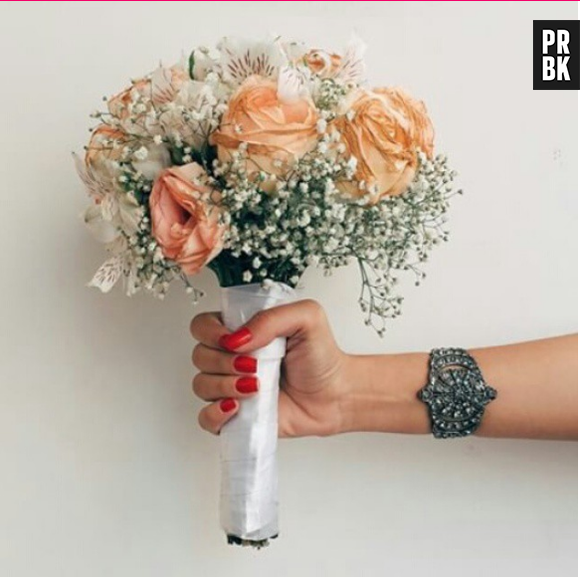 Além da make, Bruna Unzueta publicou uma foto do seu buquê do casamento com DH