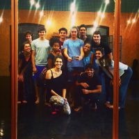 Rafael Vitti, Felipe Simas, Bruna Hamú e elenco de "Malhação" posam em clima de despedida: "Família"