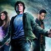 Ao lado de sua dupla de amigos, Percy Jackson, da franquia "Percy Jackson", passa por poucas em boas em busca de sua sobrevivência!