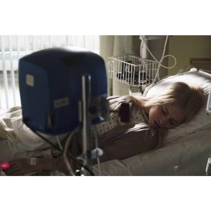  Em &quot;Pretty Little Liars&quot;, Sara (Dre Davis) ficou inquieta no hospital 