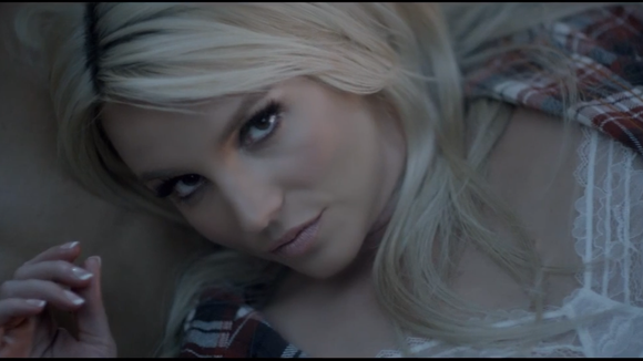 Britney Spears estreia o clipe de "Perfume". Mas ela é a amante ou namorada?