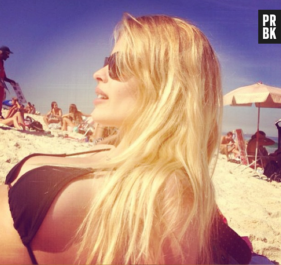 Yasmin Brunet aproveita os dias de folga para colocar o bronze em dia