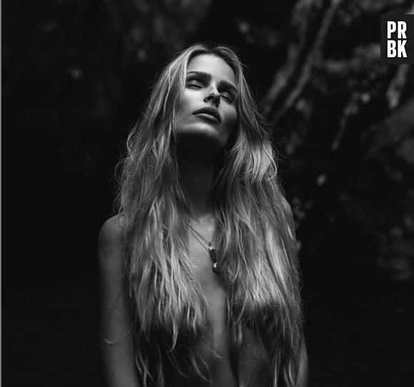 Yasmin Brunet também deixou algumas peças de lado para algumas sessões