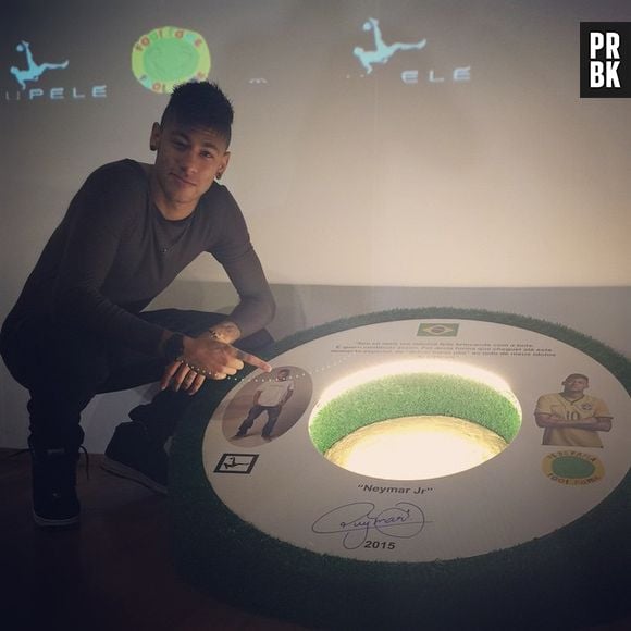 Neymar Jr. visita o Museu Pelé e compartilha um clique nas redes sociais