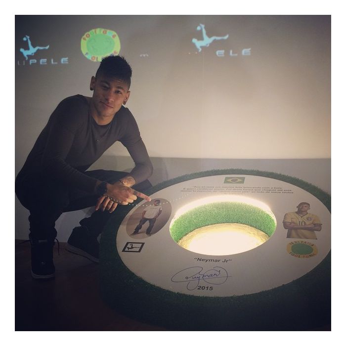  Neymar Jr. visita o Museu Pel&amp;eacute; e compartilha um clique nas redes sociais 
