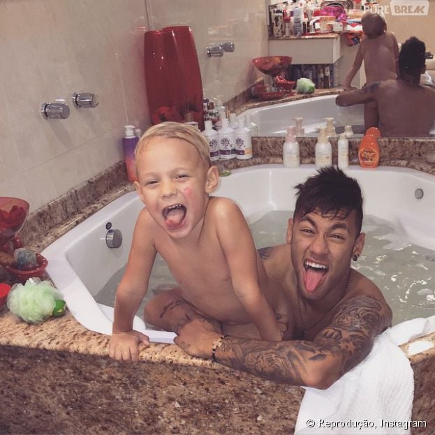 Neymar Jr. se diverte com o herdeiro, Davi Lucca, em foto postada no Instagram