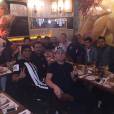  Neymar Jr. janta com os amigos no Brasil e posta fotos no Instagram 