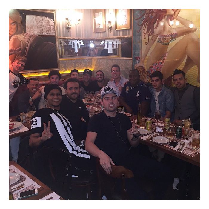  Neymar Jr. janta com os amigos no Brasil e posta fotos no Instagram 