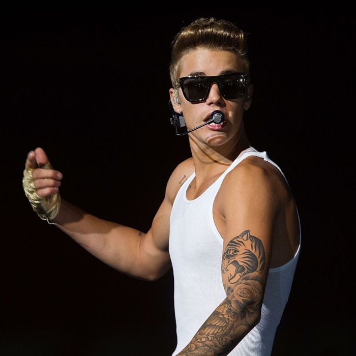 Justin Bieber causou durante todo o ano. Mas aqui no Brasil, o cantor foi à um protísbulo, pichou muro, largou o show e supostamente tratou mal os fãs