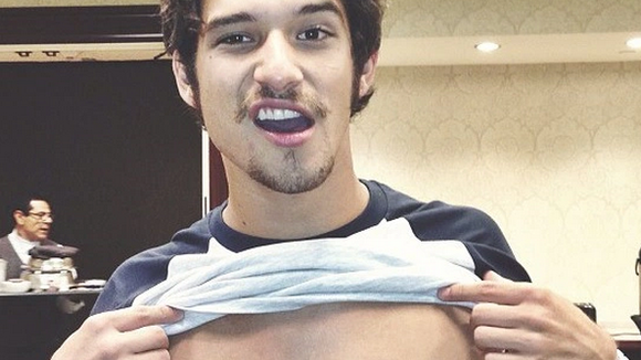 Tyler Posey, de "Teen Wolf", entra na onda de Justin Bieber e aparece só de cueca na Comic-Con!