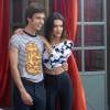 João (Guilherme Hamacek) chega usando uma camiseta da Vicki (Manu Gavassi) em "Malhação"
