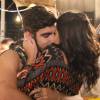 Bruna (Giullia Buscaccio) dá beijaço em Grego (Caio Castro) em "I Love Paraisópolis"