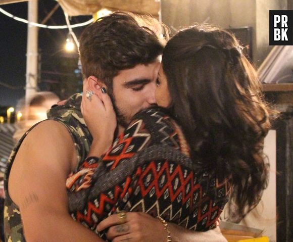 Bruna (Giullia Buscaccio) dá beijaço em Grego (Caio Castro) em "I Love Paraisópolis"
