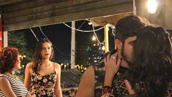 Novela "I Love Paraisópolis": Mari (Bruna Marquezine) se surpreende com beijo de Grego em Bruna