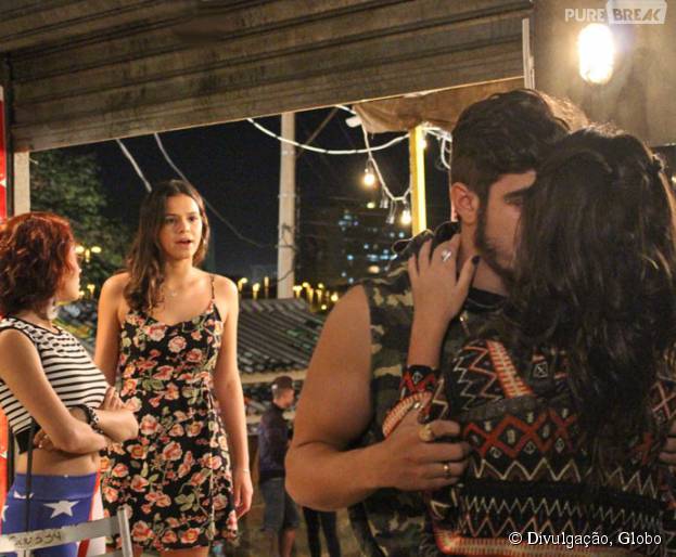 Mari (Bruna Marquezine) flagra Grego (Caio Castro) e Bruna (Giullia&nbsp;Buscaccio) no maior amasso em "I Love Parais&oacute;polis"
