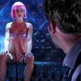  Em "Closer - Perto Demais", a stripper Alice (Natalie Portman) n&atilde;o precisa nem encostar em Larry (Clive Owen) pra fazer a temperatura subir 